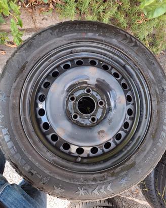 cerchi e gomme termiche nissan juke da 16 pollici 