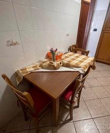 Tavolo in legno con 4 sedie