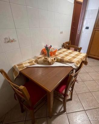 Tavolo in legno con 4 sedie