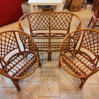 divanetto in vimini con due poltroncine