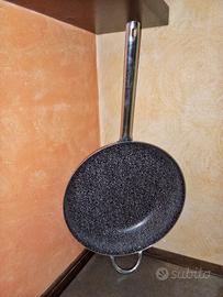 Padella antiaderente 38 centimetri.