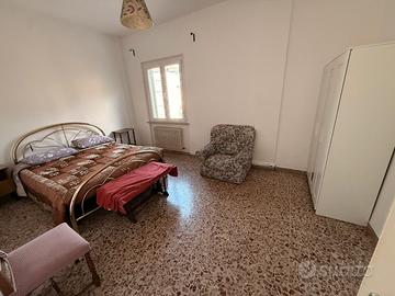 Camera grande ammobiliata spese incluse