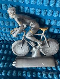 Trofeo ciclismo. Cm. 19x7. H 23. Peso kg. 0,66