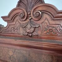 Specchiera di legno artigianale.