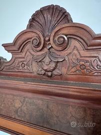 Specchiera di legno artigianale.