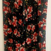 Pantaloni a palazzo neri con fiori rossi