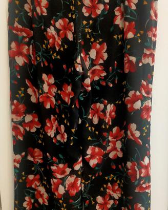 Pantaloni a palazzo neri con fiori rossi