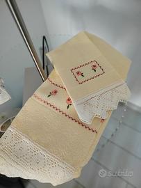Coppia asciugamani da corredo nuovi con ricamo