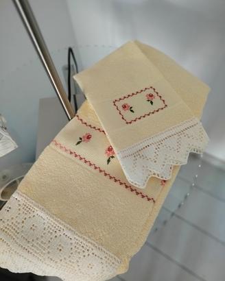 Coppia asciugamani da corredo nuovi con ricamo