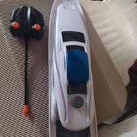 Giocattolo motoscafo e fiat 500 abarth