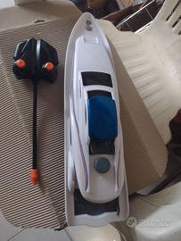 Giocattolo motoscafo e fiat 500 abarth