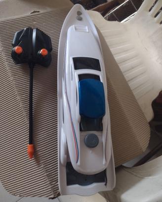 Giocattolo motoscafo e fiat 500 abarth
