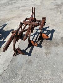 Aratro 3 vomeri a molle