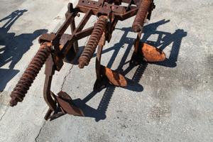 Aratro 3 vomeri a molle