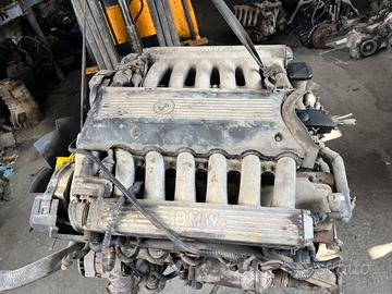 Motore bmw 12 cilindri m70b50
