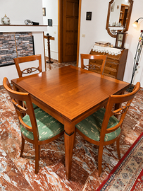 Tavolo da pranzo in legno con 4 sedie imbottite –