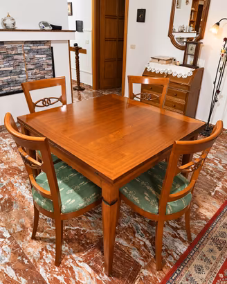 Tavolo da pranzo in legno con 4 sedie imbottite –