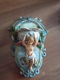 acquasantiera in ceramica con putto 