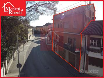 CASA ACCOSTATA CON NEGOZIO in centro a Terzo d'Aqu