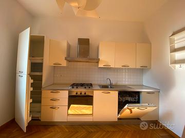 cucina usata con elettrodomestici