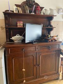 Credenza in legno con alzata e ripiani a giorno 