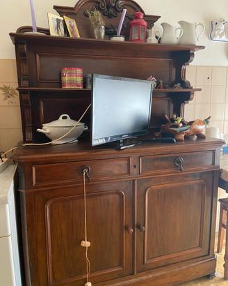 Credenza in legno con alzata e ripiani a giorno 