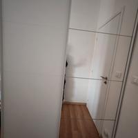 Armadio con specchio e ante scorrevoli 