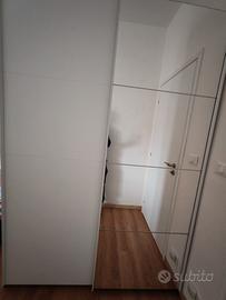 Armadio con specchio e ante scorrevoli 