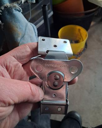 ganci a farfalla per casse bauli ecc