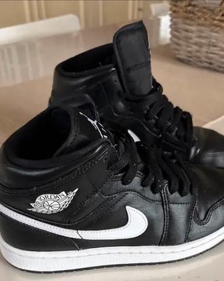 Air Jordan 1 Mid bianche e nere