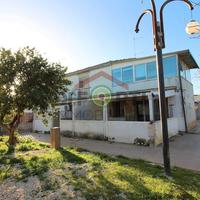 Villa Bifamiliare con Ampio Giardino Privato