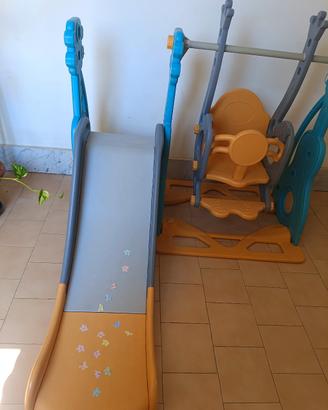 altalena con scivolo per bambini
