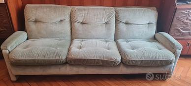 Due divani a 3 posti, rivestimento in velluto