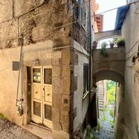 Poli: palazzina cielo-terra centro paese