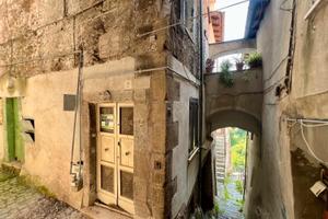 Poli: palazzina cielo-terra centro paese