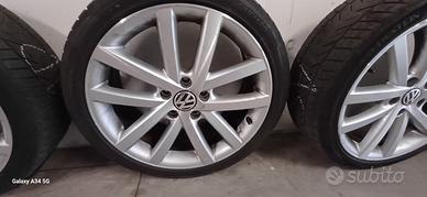 Cerchi originali Vw da 18 pollici. 