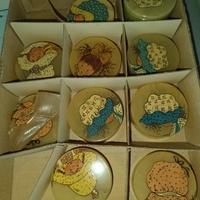 portagioie in alabastro e oggetti in vetro