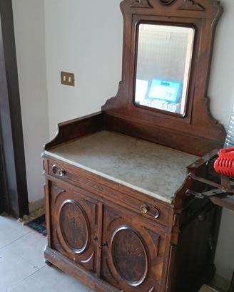 Toletta con specchio e piano in marmo