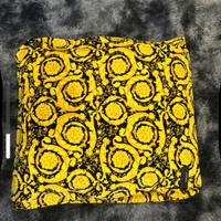 Cuscino versace con stampa barocca adatto per cani