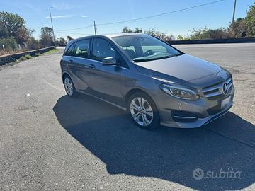 Auto Mercedes B200