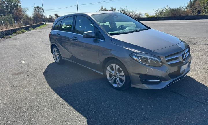 Auto Mercedes B200