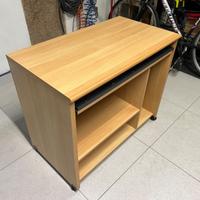 Scrivania con ruote e piano estraibile tastiera