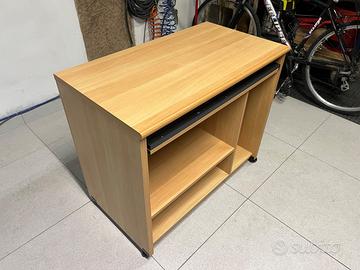 Scrivania con ruote e piano estraibile tastiera