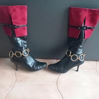 Stivali bicolore nero/rosso con catena dorata