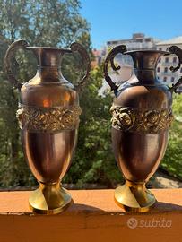 Coppia vasi in ottone inglesi con decoro floreale