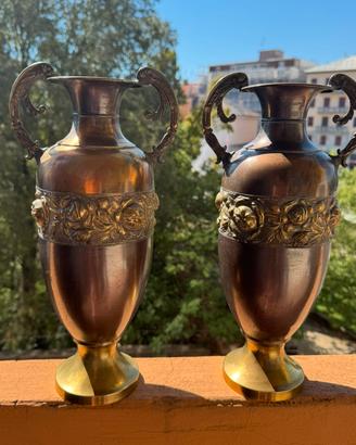 Coppia vasi in ottone inglesi con decoro floreale