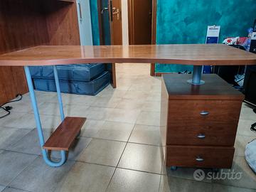 Scrivania in legno
