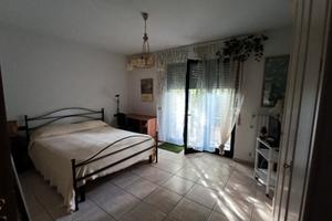 Camera ampia in appartamento