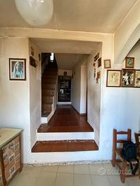 Casa campidanese su due livelli con cortile