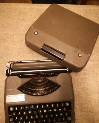 Macchina da scrivere compatta. D'epoca.
